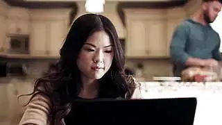 Asyalı genç kız Lulu Chu, MILF Slimthick Vic'in oda arkadaşı Seth ile seviştiğini duydu.