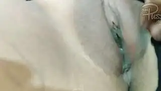 Amatör Asyalı kız göğüslerine dokunuyor ve vajinasını açıyor.