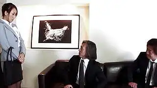 Asyalı Ofis Kızı, İki Yaşlı Adamla DP ve Anal MMF Üçlü İlişkiye Giriyor